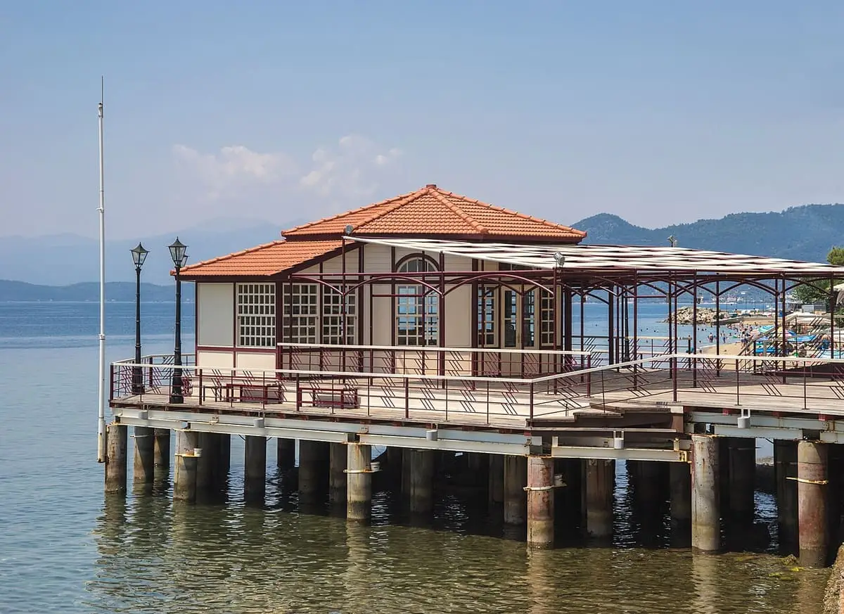 Pier kiosk with a red tiled roof on the Loutra Edipsou waterfront