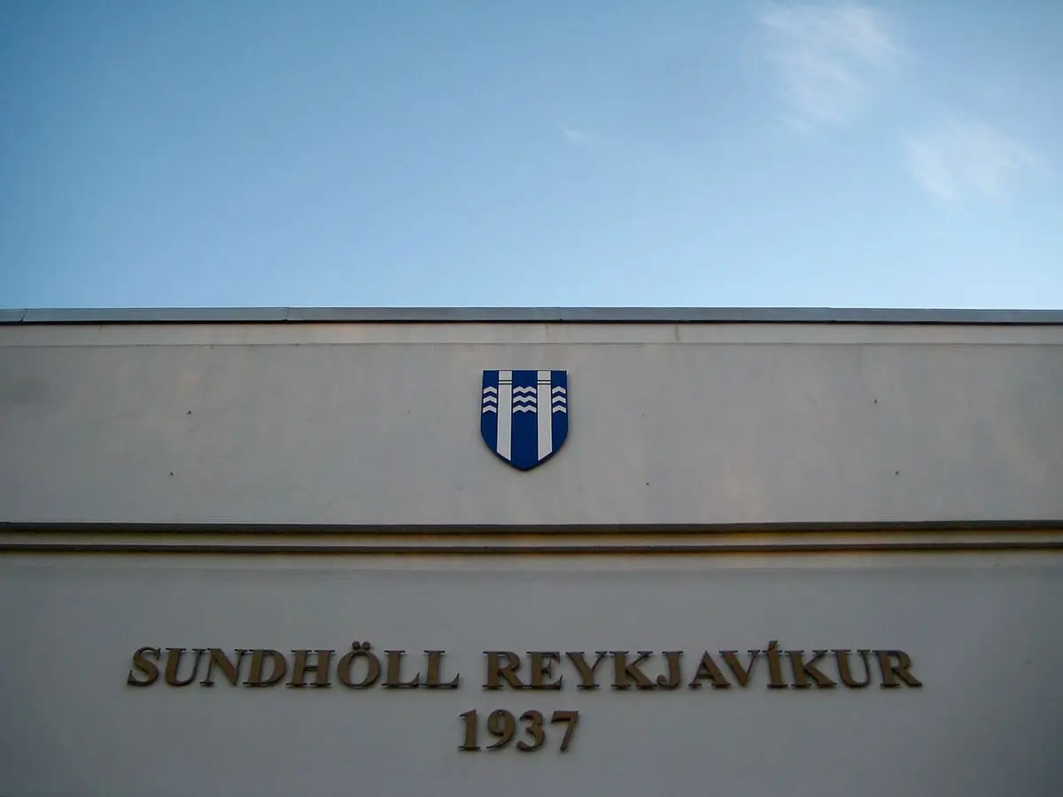 Sundhöll Reykjavíkur 1937 lettering and city crest on the pool building facade