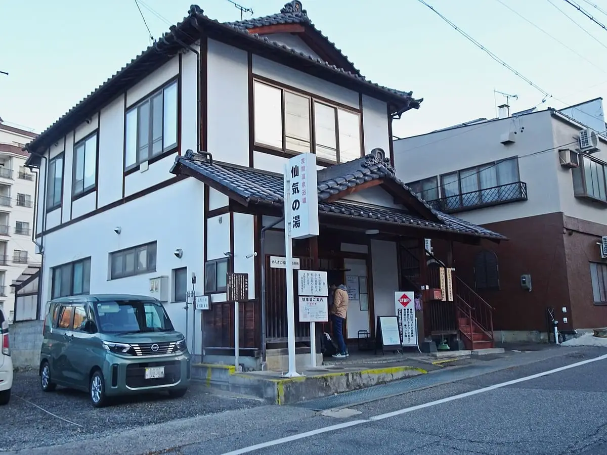 Senki no Yu, a small public bathhouse with a tiled roof in Asama Onsen