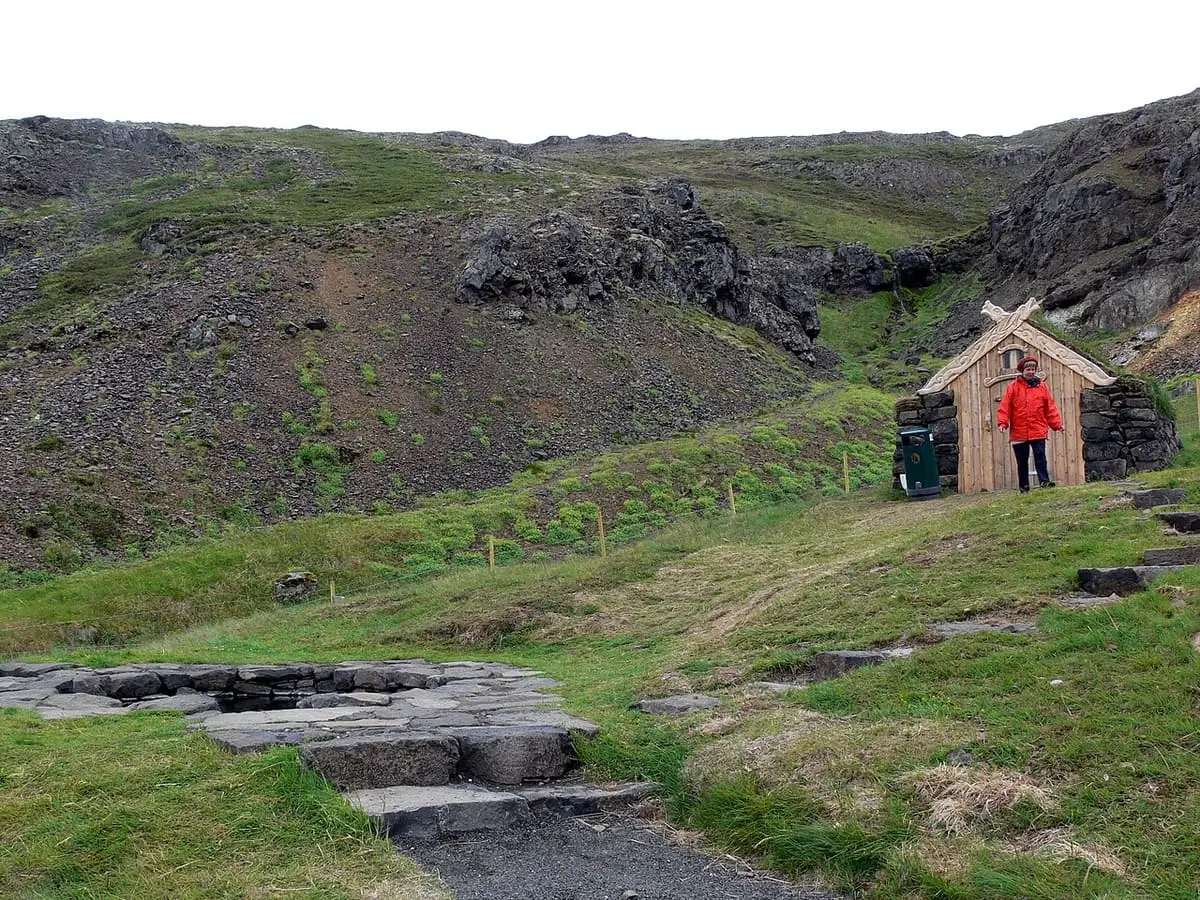 Stone steps leading up the hillside to the wooden hut beside Guðrúnarlaug in Sælingsdalur