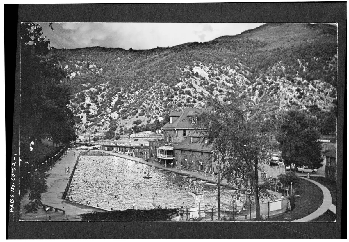 Historic black and white view of the Glenwood hot springs pool and lodge below the canyon walls