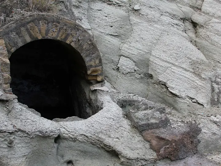 Arched bathing niche carved into the volcanic tuff cliff at Terme di Cavascura