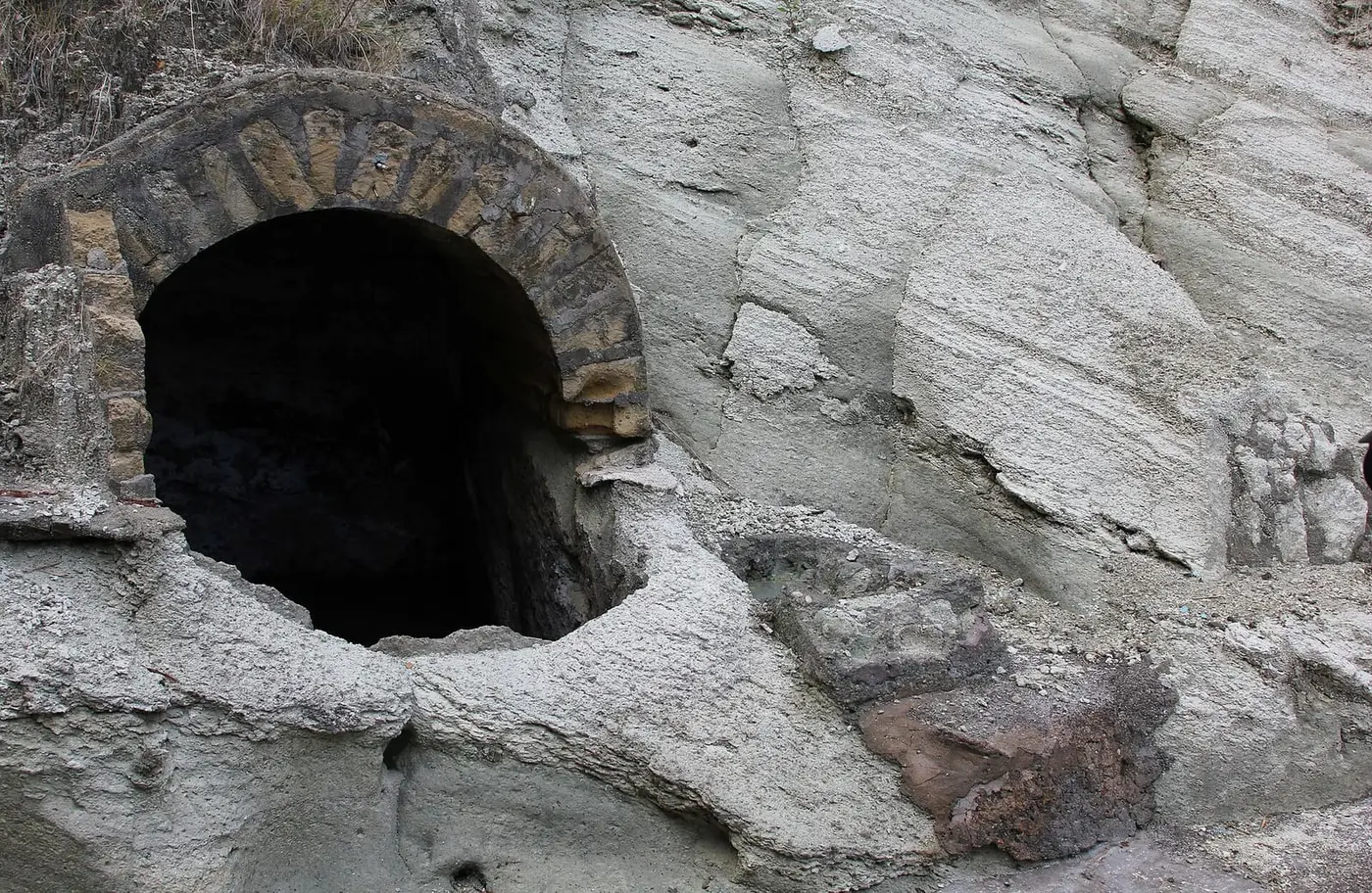 Arched bathing niche carved into the volcanic tuff cliff at Terme di Cavascura